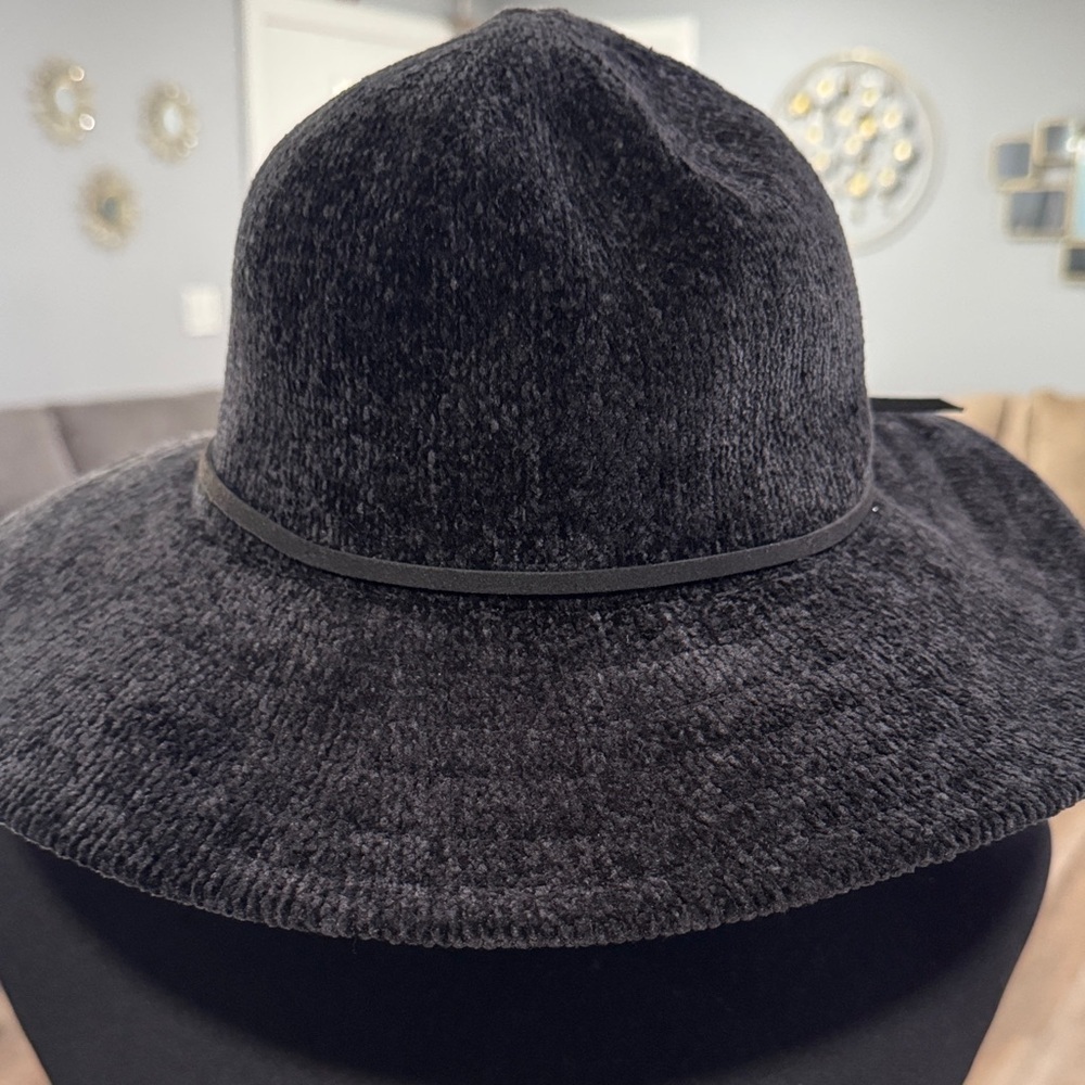 Chic Black Women's Hat with Subtle Band